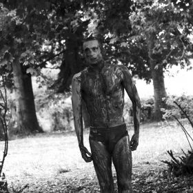 Forme hybride entre spectacle forain et performance d’art contemporain. Théodule est une création de la compagnie Dream Baby Dream